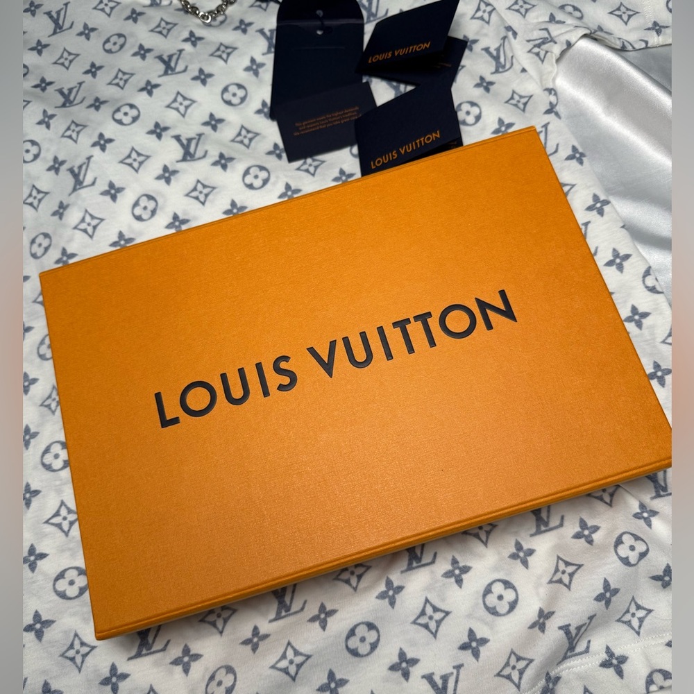 Louis Vuitton Escale Monogram Printed T-Shirt - Picture 12 of 16